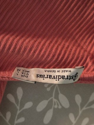 Camiseta rosa asimétrica
