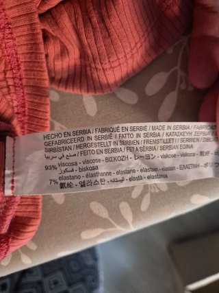 Camiseta rosa asimétrica