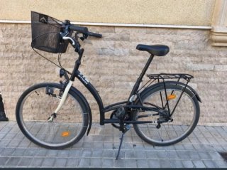 Bicicleta Urbana BTWIN Negra con Cesta