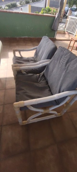 Mesa y 5 sillas de resina beige y gris