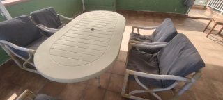 Mesa y 5 sillas de resina beige y gris