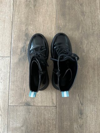 Botas negras con cordones