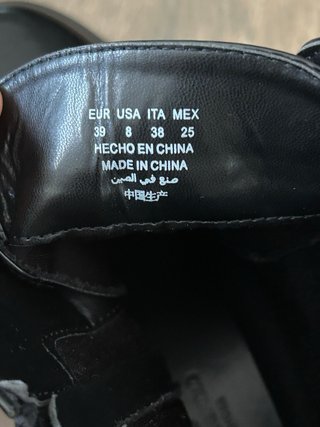 Botas negras con cordones