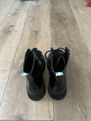 Botas negras con cordones
