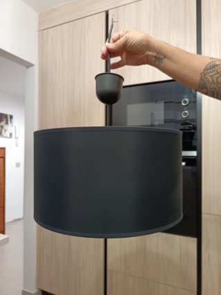 Lámpara de tela negra y gris