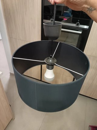 Lámpara de tela negra y gris