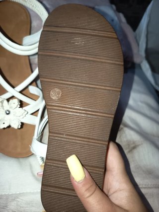 Sandalias blancas con flores