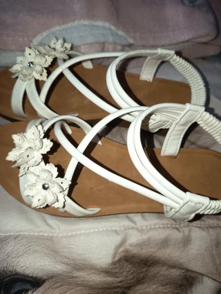 Sandalias blancas con flores
