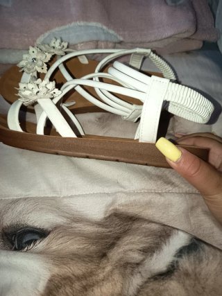 Sandalias blancas con flores