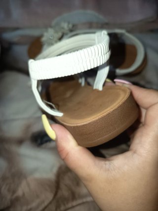 Sandalias blancas con flores
