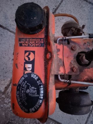 Bomba de agua naranja con mangueras