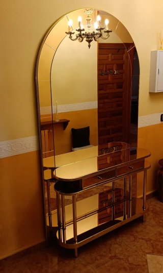 Mueble recibidor dorado y cristal