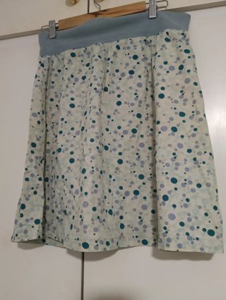 Falda media con lunares