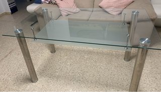 Mesa de cristal y metal moderna