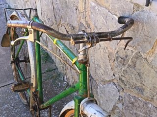 Bicicleta antigua de varillas verde
