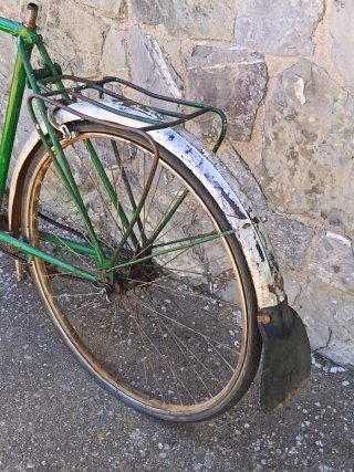 Bicicleta antigua de varillas verde
