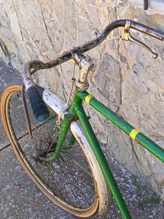 Bicicleta antigua de varillas verde