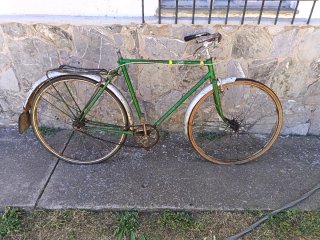 Bicicleta antigua de varillas verde