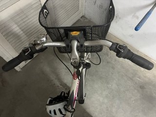 Bicicleta Paseo Mujer Marcha Cesto Regalo casco.