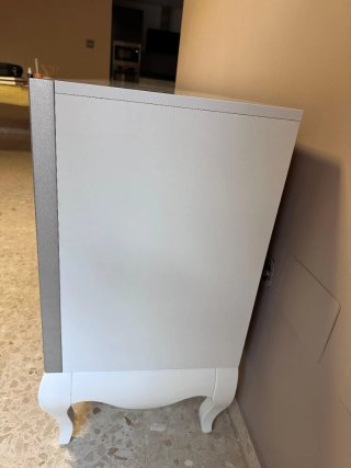 Elegante Mueble TV blanco y plata