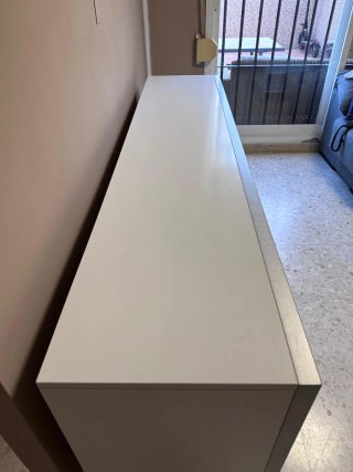 Elegante Mueble TV blanco y plata