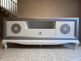 Elegante Mueble TV blanco y plata