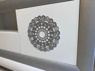 Elegante Mueble TV blanco y plata