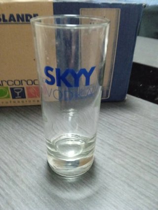 12 Vasos de tubo Skyy Vodka