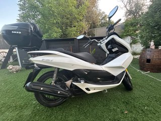 Honda PCX 125 Blanca y Negra de segunda mano por 1.600 EUR en Honda PCX 125 Blanca y Negra de segunda mano por 1.600 EUR en