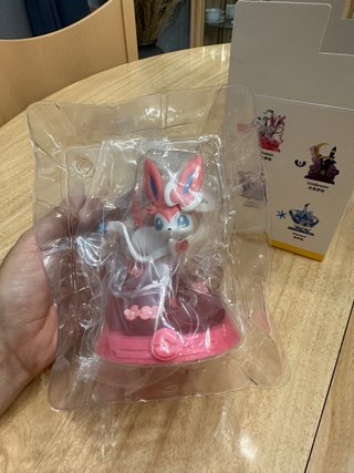 Figura Sylveon Pokémon Oficial Blinbox Funism