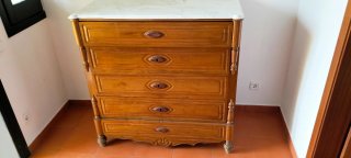 Cómoda antigua de madera con mármol