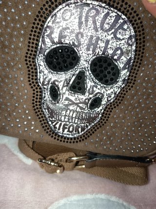 Bolso marrón con calavera y tachuelas