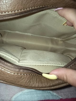 Bolso marrón con calavera y tachuelas