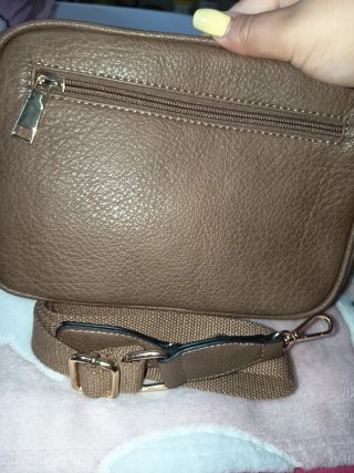 Bolso marrón con calavera y tachuelas