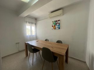 Mesa de comedor y 4 sillas Sillas acolchadas.