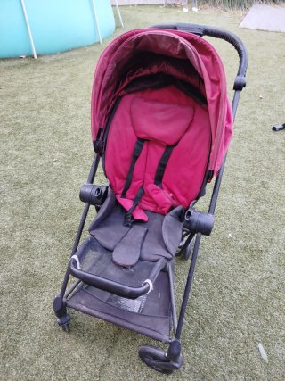 Carrito de bebé rojo