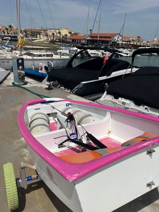 Barco optimist rosa con carro