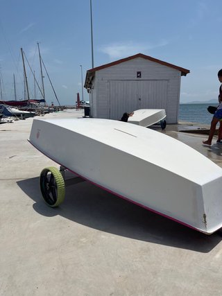 Barco optimist rosa con carro