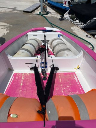 Barco optimist rosa con carro