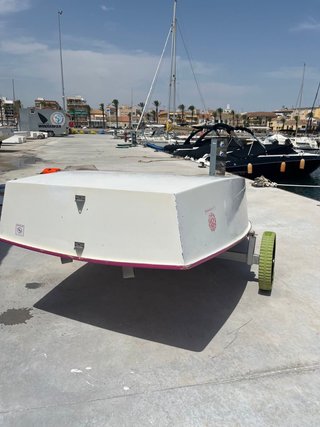 Barco optimist rosa con carro