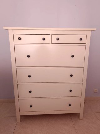 Cómoda blanca de madera