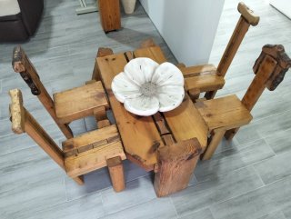 Mesa infantil de madera con 4 sillas y leñero