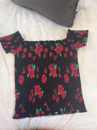 Top Hollister floral negro y rojo