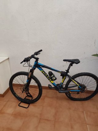 Bicicleta Giant Talon Negra y Azul