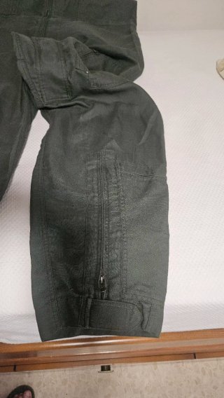 Mono de vuelo militar verde.