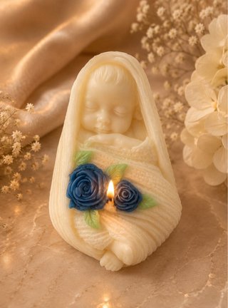 Candela a forma di neonato con rose blu