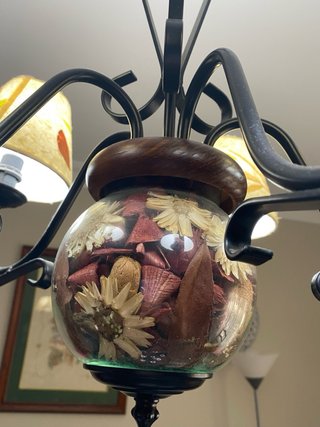 Lámpara de techo forja y cristal con flores secas