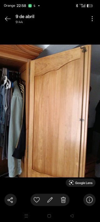 Armario de madera maciza