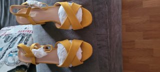 Sandalias amarillas de tacón
