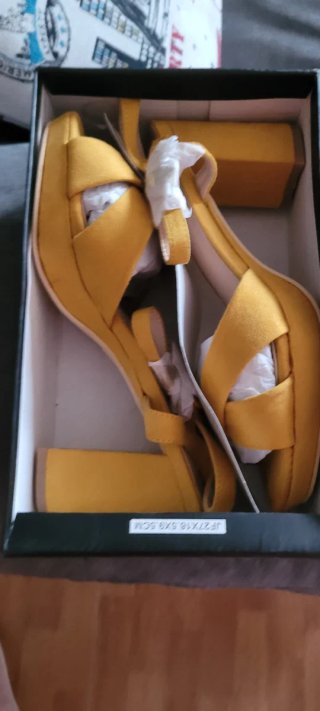 Sandalias amarillas de tacón